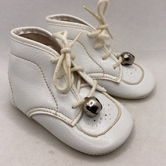 Vintage Fabien Canada White Lace Up Baby Shoes with Bells Size 0 - Picture 2 of 12
